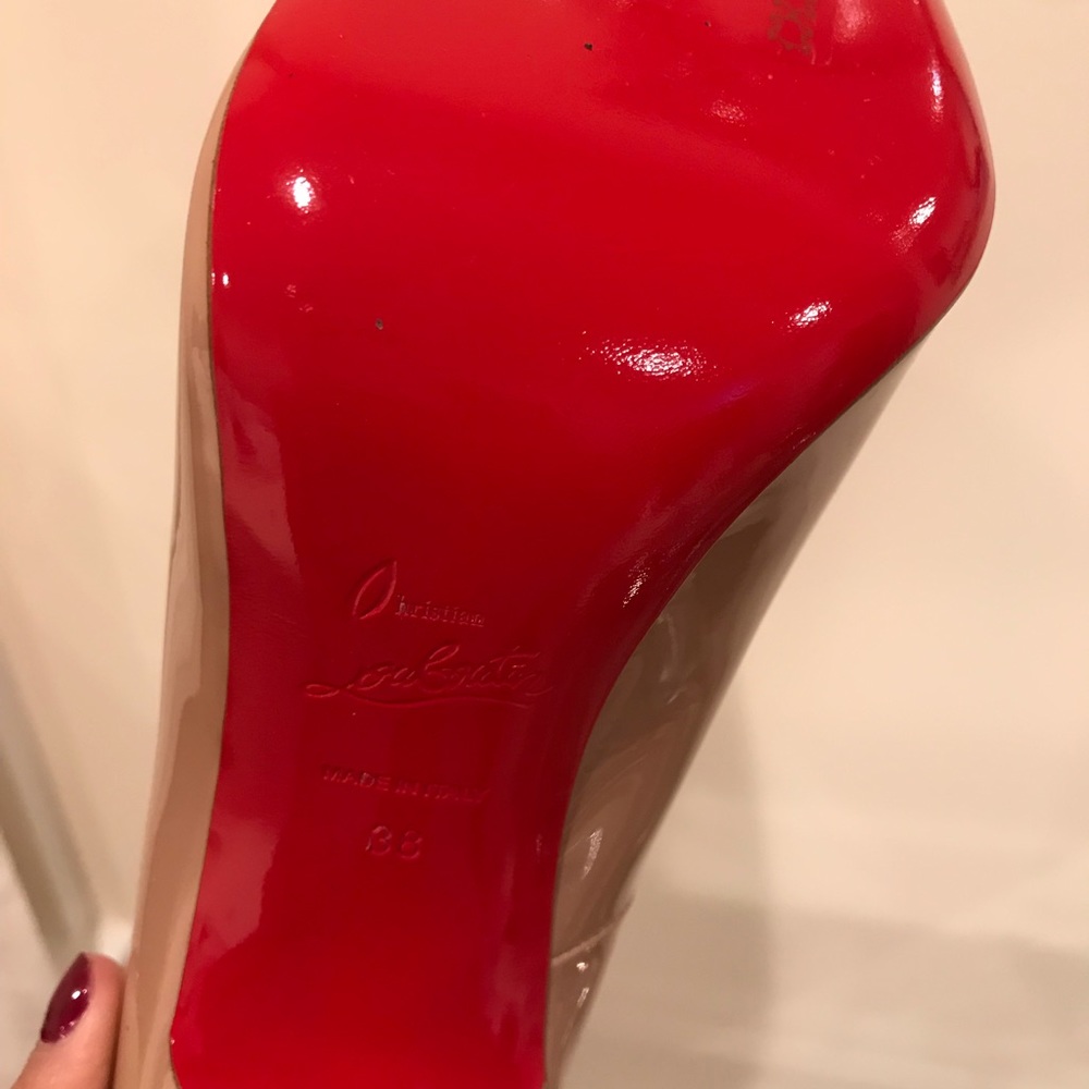 'So Kate' Pointy Toe Pump
CHRISTIAN LOUBOUTIN